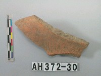 藏品(紅色夾砂繩紋陶口緣)的圖片